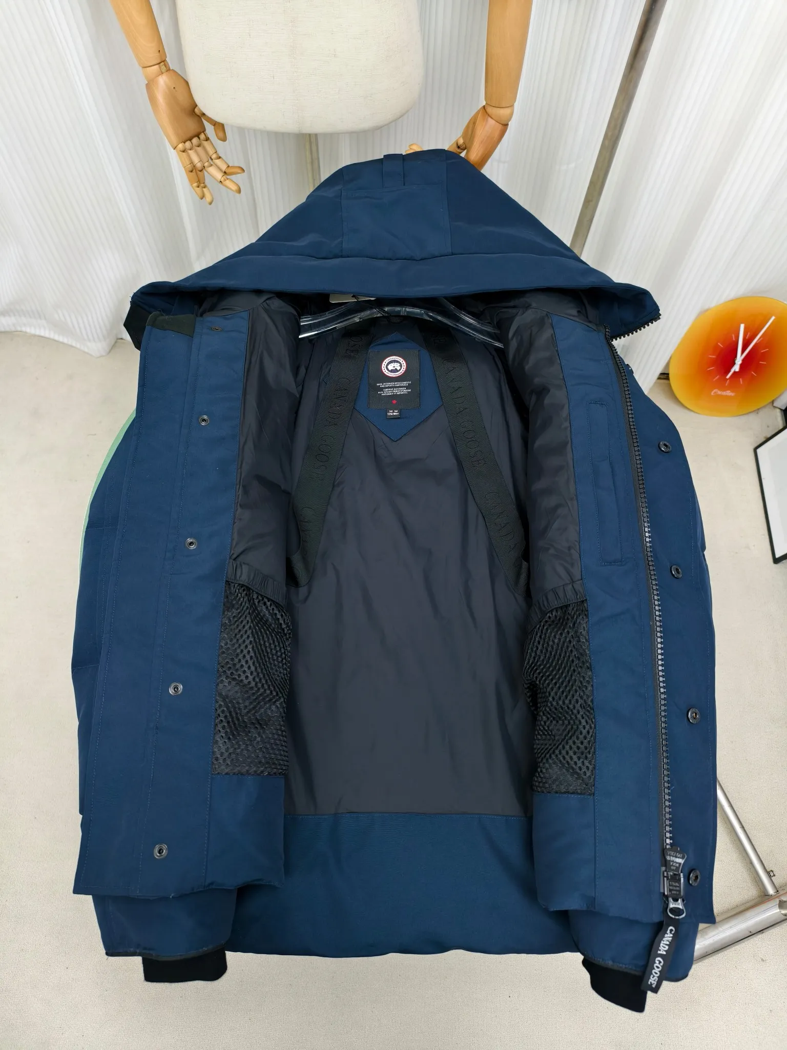 P700————2080M/New 17 models (higher version) Canada goose MacMillan parka. The MacMillan Parka features an innovative design with a streamlined hood detail, added shoulder straps and two additional interior pockets. This hip-length parka offers warmth and style with its quilted design and curved hem. Filled with extremely fluffy white duck down. The MacMillan Parka provides essential protection in all weathers. The adjustable down-connected hood improves warmth and protects against harsh weather. Rib knit cuffs tucked into the interior. The hood is equipped with a detachable zipper guard, and the hood trim can be replaced to create a personalized style and provide more protection (this jacket can be matched with wolf fur collar accessories, choose by yourself) ❤️The only version in the market Color: black red label black black label gray red label gray black label off-white red label navy red label Size: XS-2XL